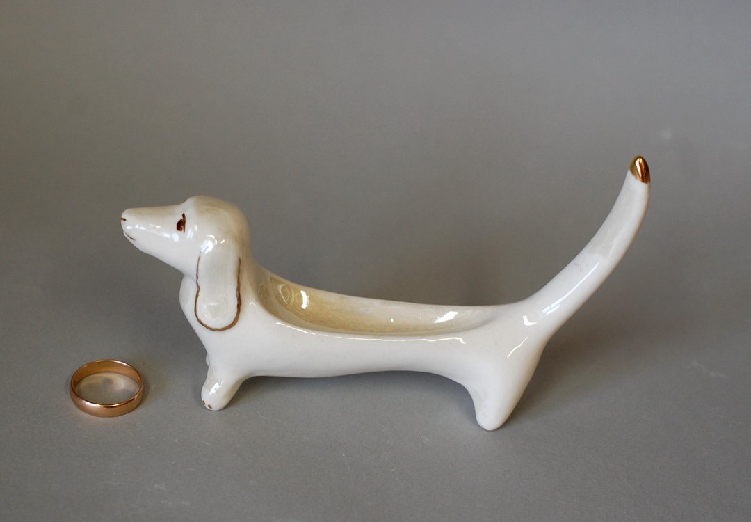 Dog ring holder Ring display stand Dog figurine Jewelry Organizer Dachshund - 摆饰 - 瓷 白色