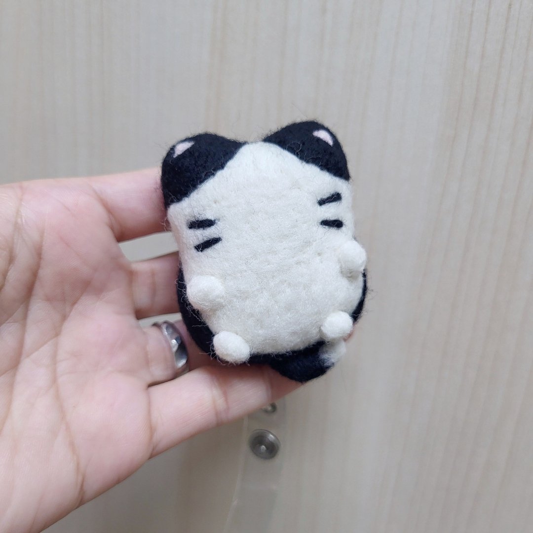 佩宁手作│有身体的无脸猫 - 奔驰猫│猫咪羊毛毡│易拉扣。伸缩夹│ - 证件套/卡套 - 羊毛 