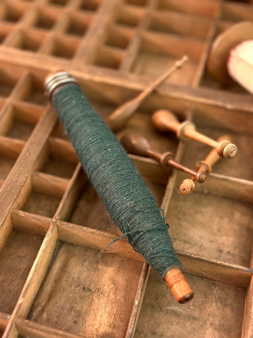 30861-迷人古董木线轴墨绿色古线纱 - 编织/刺绣/羊毛毡/裁缝 - 木头 