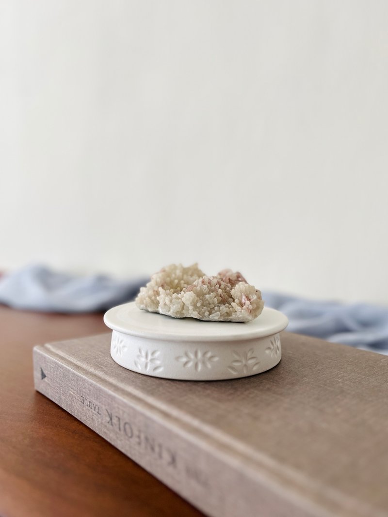 Déjà vu Ceramics 白色陶制展示台 - 摆饰 - 陶 金色