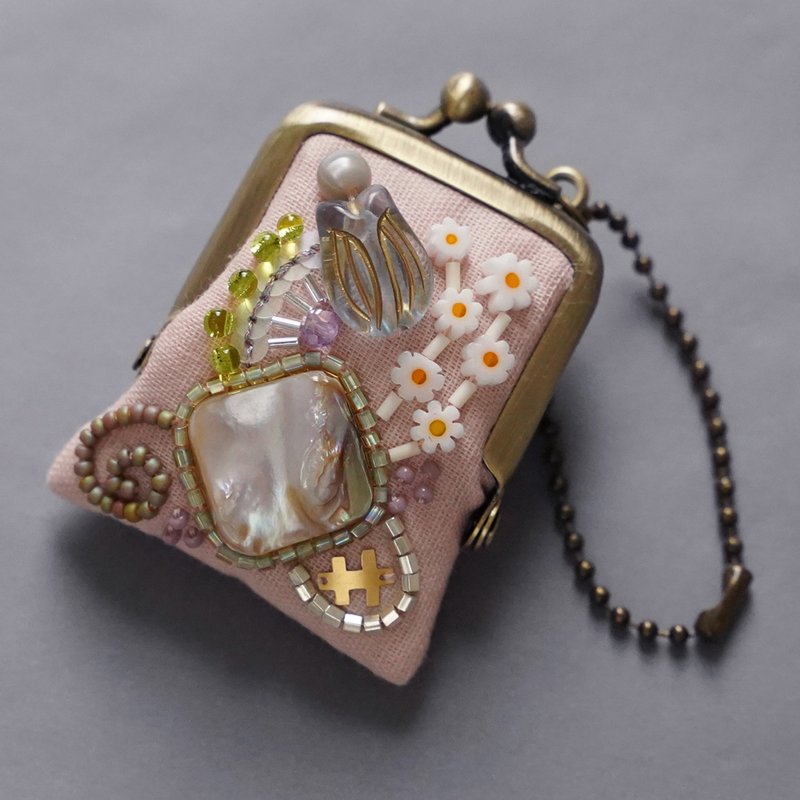 小巧刺绣口金包 No.55 浅粉色纱布 颈链・包饰 配件收纳盒 手绣独一无二 - 吊饰 - 其他材质 粉红色