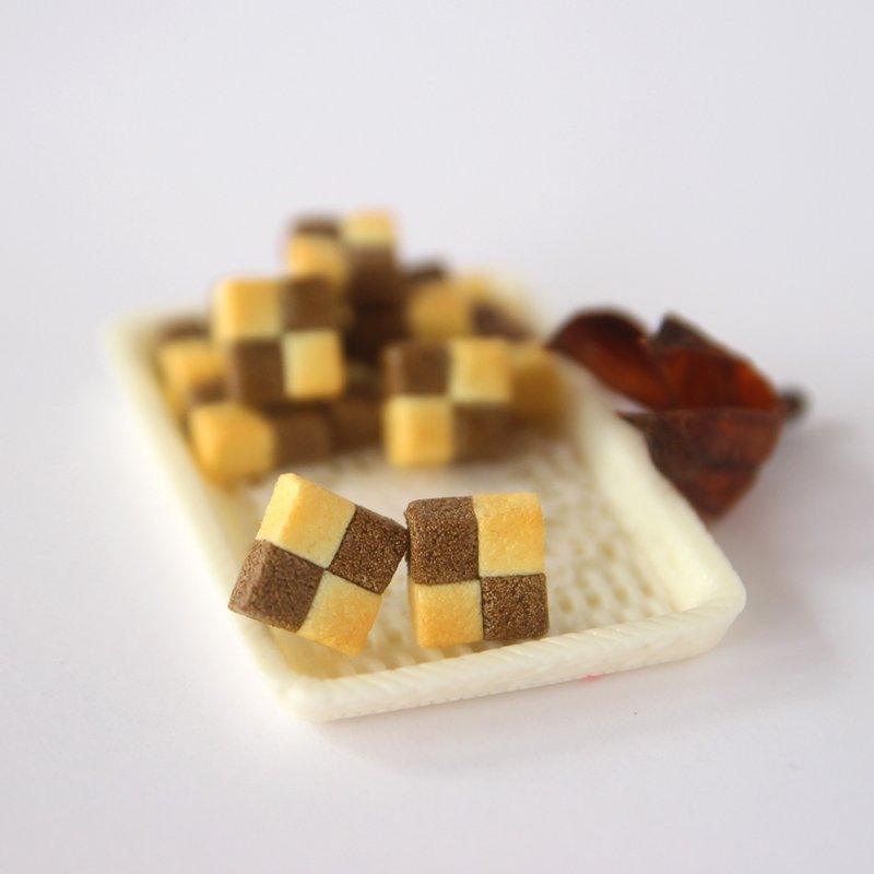 Mini 全手工仿真巧克力棋盘格子饼干耳环-不绣钢耳针 夹 - 耳环/耳夹 - 粘土 咖啡色