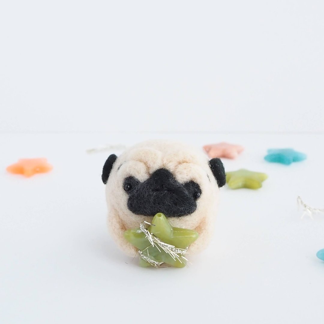 Mayu(eyebrows)  pug that picked up a shooting star Needle felt (wool felt) - 玩偶/公仔 - 羊毛 多色