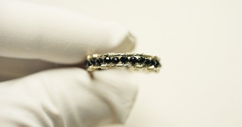 纯银手工绕线黑尖晶开口戒指 - 戒指 - 宝石 多色