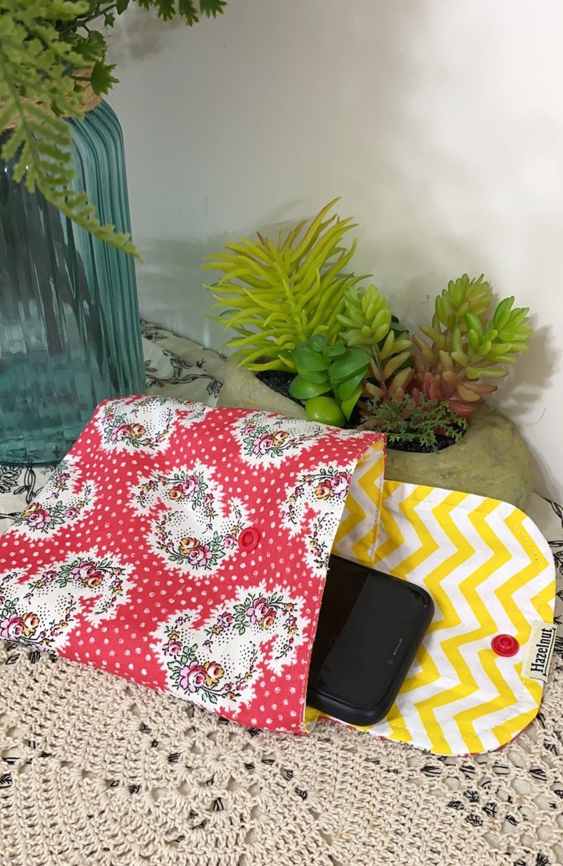 北欧风格红花色花图案小收纳袋口罩收纳多功能小包零钱包 - 化妆包/杂物包 - 棉．麻 红色