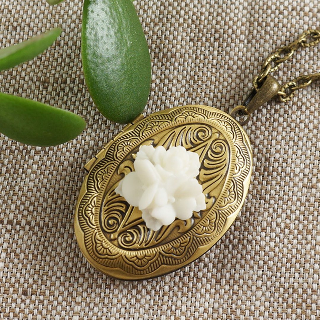 White Flower Floral Bronze Oval Photo Locket Pendant Necklace Woman Jewelry Gift - 项链 - 铜/黄铜 白色