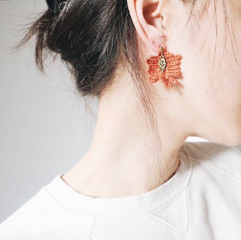 【endorphin】绣线编织土色系黄铜耳环 - 耳环/耳夹 - 棉．麻 咖啡色