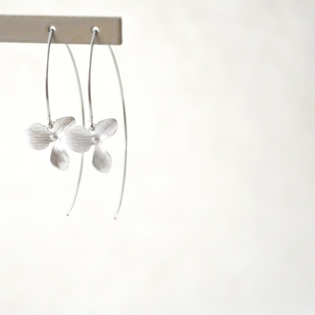 Earrings / Silver Flower Long Hook Pierce - 耳环/耳夹 - 其他金属 银色