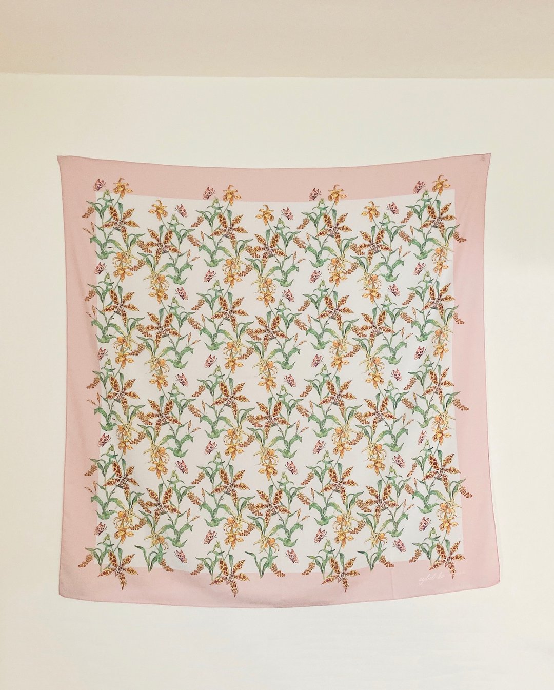 sybil-ho 浅色版暖冬兰与蝴蝶 100X100cm 方形大丝巾 - 丝巾 - 聚酯纤维 粉红色
