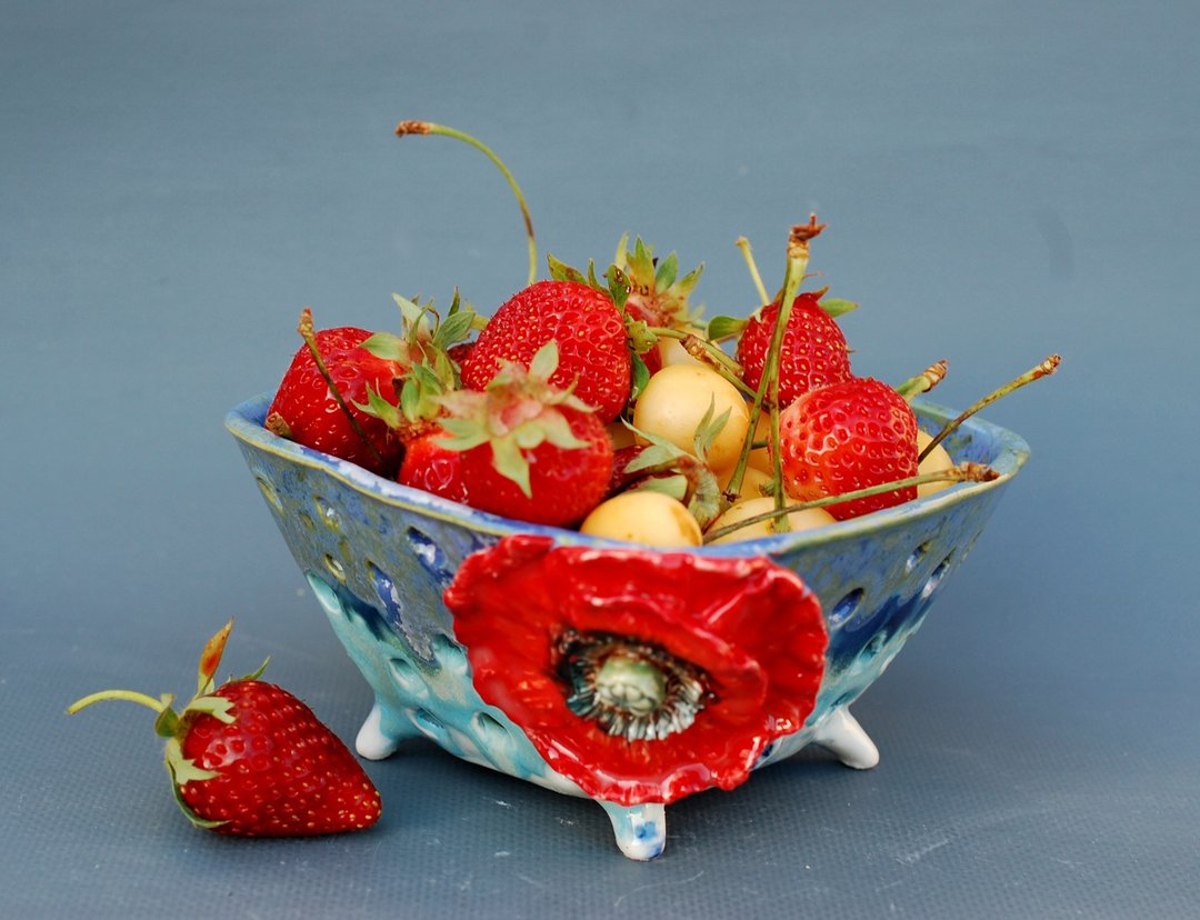 Ceramic berry bowl Poppy decor Blue vase with holes Candy bowl Fruit bowl - 碗 - 陶 多色