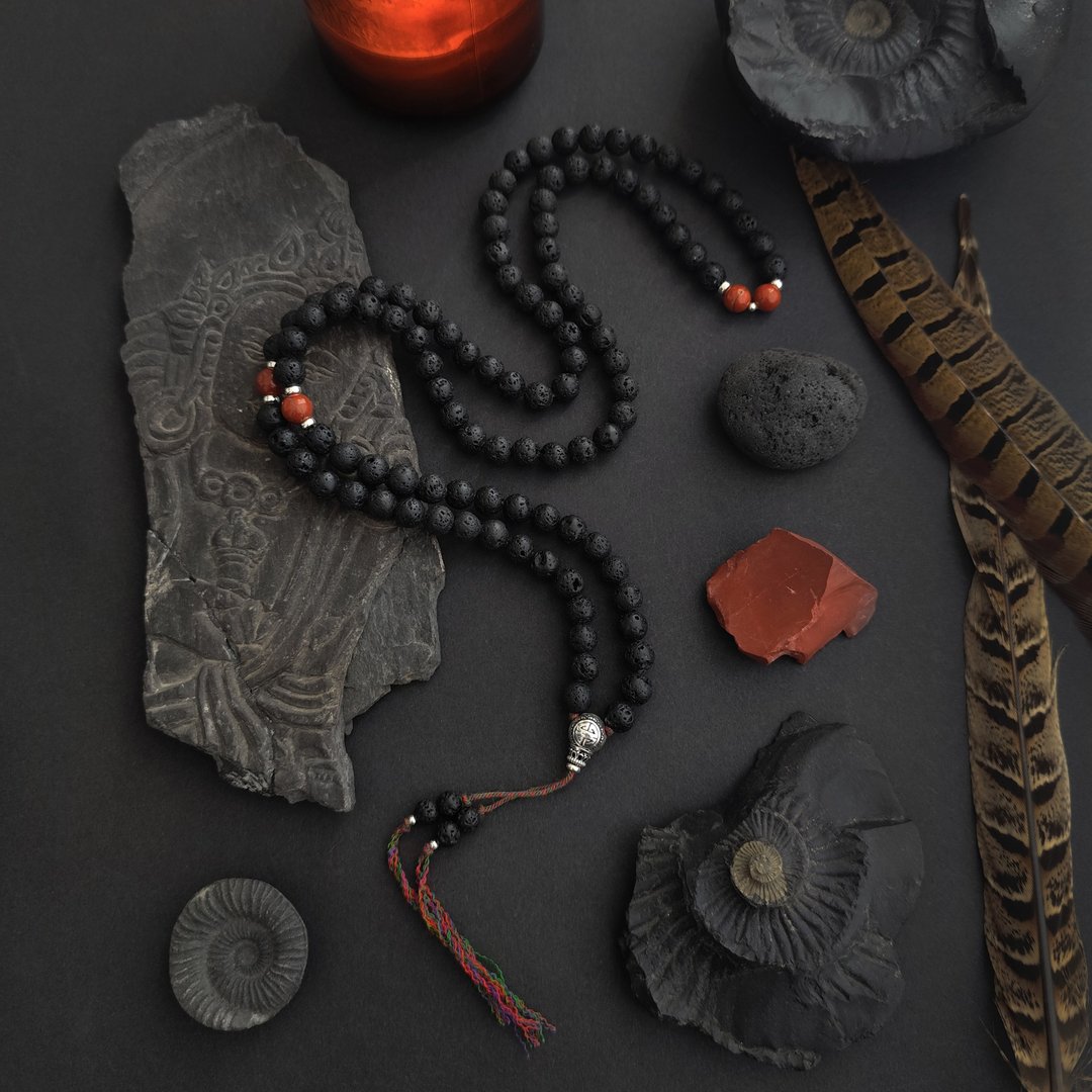Mala TENSUM NORBU - 黑熔岩与红碧玉传统藏传 જapa Mala - 长链 - 半宝石 黑色