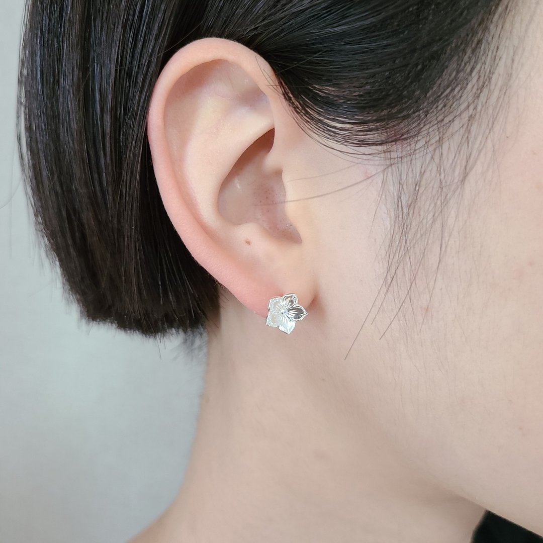 Hawaiian jewelry Plumeria Petal Earrings / SV925 - 耳环/耳夹 - 纯银 银色