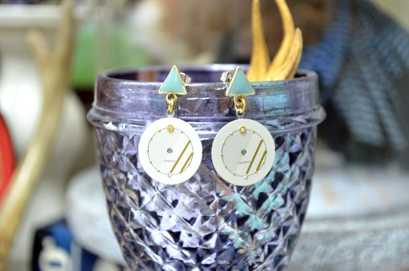 金色古董表面耳环  Golden Vintage Dial Earrings - 耳环/耳夹 - 其他金属 金色