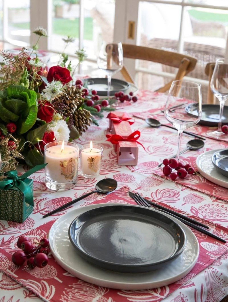 台湾独家_南非文青手绘斜纹纯棉桌巾_非洲植物王国_白色红底 - 餐垫/桌巾 - 棉．麻 