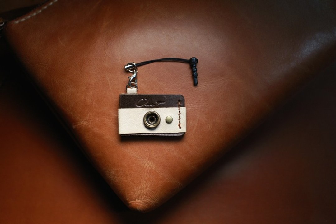 ONE+ 纯手工制 相机造型手机吊饰 cell phone charm - 吊饰 - 真皮 黑色