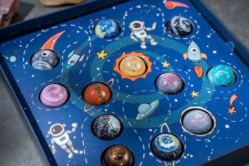 【情人节礼盒】宇宙太空12入礼盒-含馅巧克力 - 巧克力 - 新鲜食材 