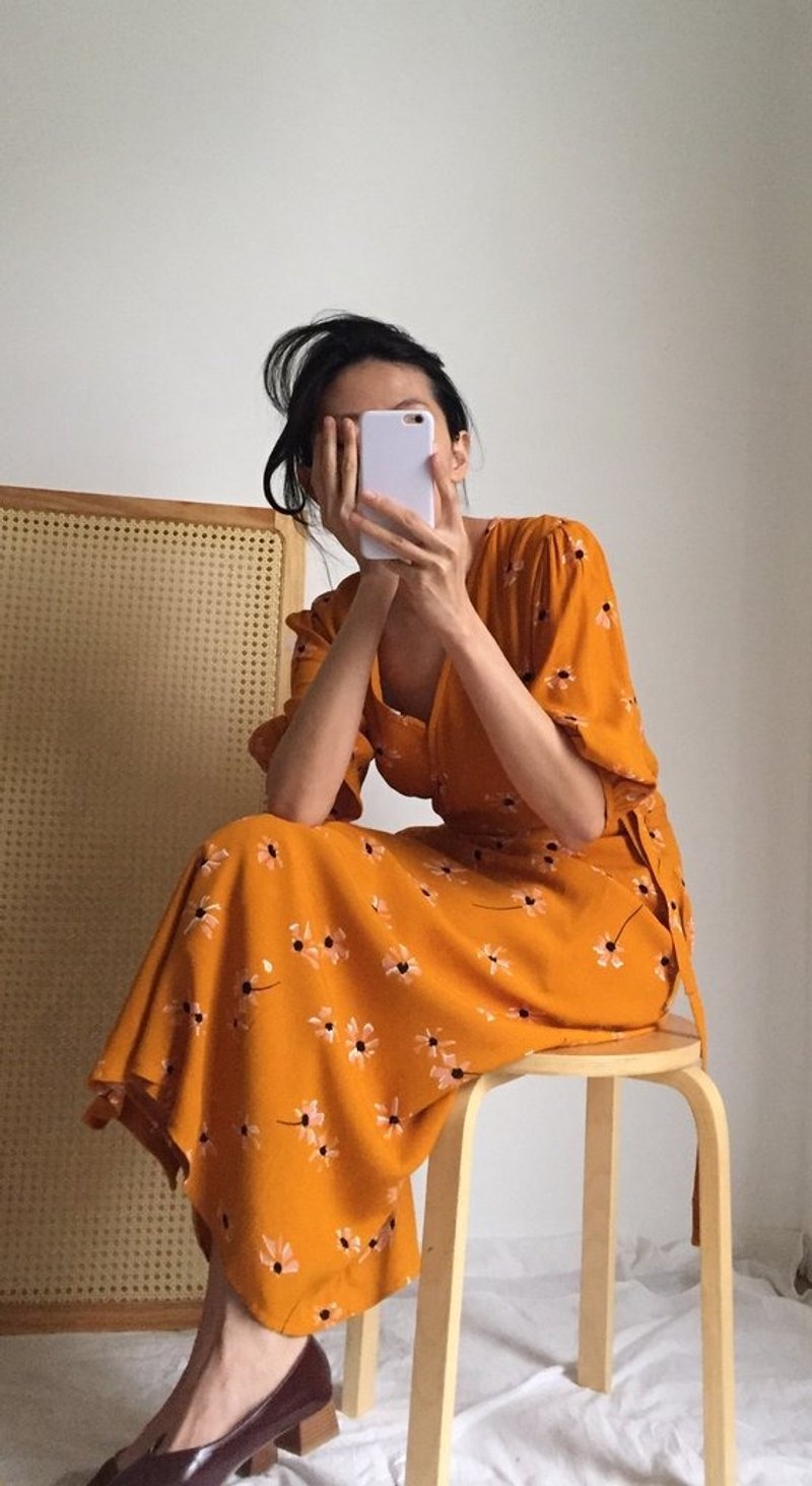 GISLA DRESS - LIMITED EDITION 橙黄雏菊一片裹式V领绑带洋装 - 洋装/连衣裙 - 其他材质 橘色