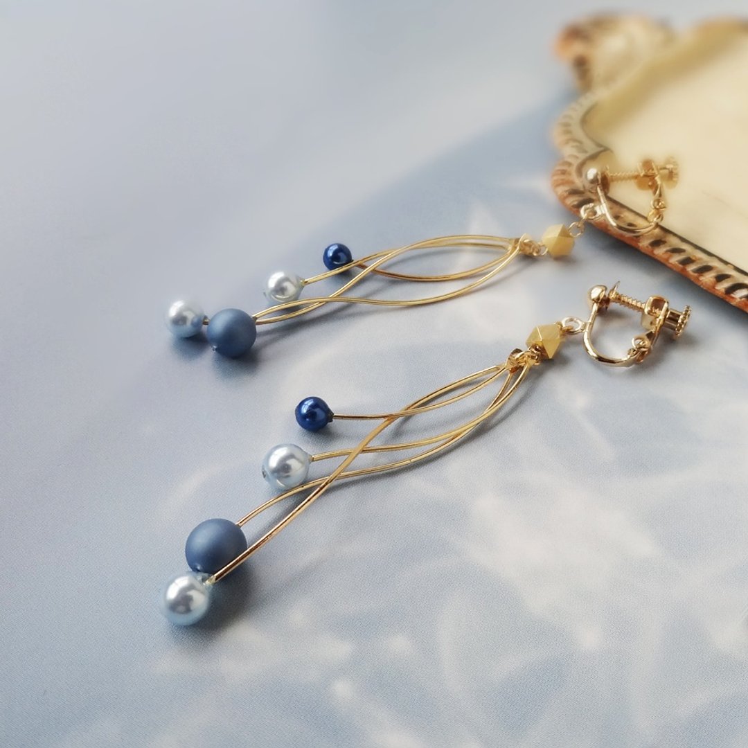 falling blue pearl Earrings - 耳环/耳夹 - 其他金属 蓝色