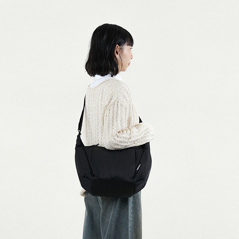 【FW25全新Wander系列】MILES 日常斜背包 中号 (翠黑色) - 侧背包/斜挎包 - 环保材料 黑色