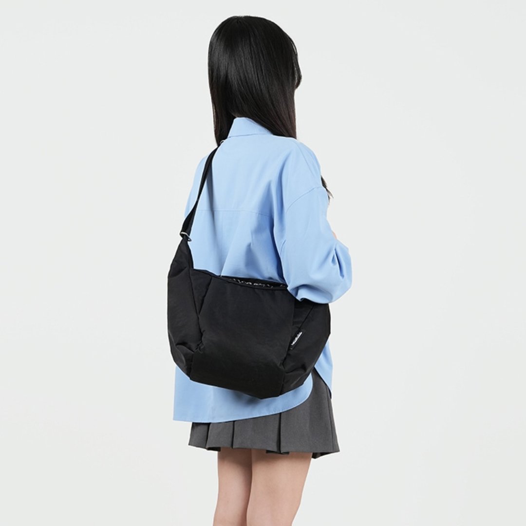 【FW25 全新 Wander 系列】MILES 日常斜背包 中号 (苔黑色) - 侧背包/斜挎包 - 环保材料 黑色