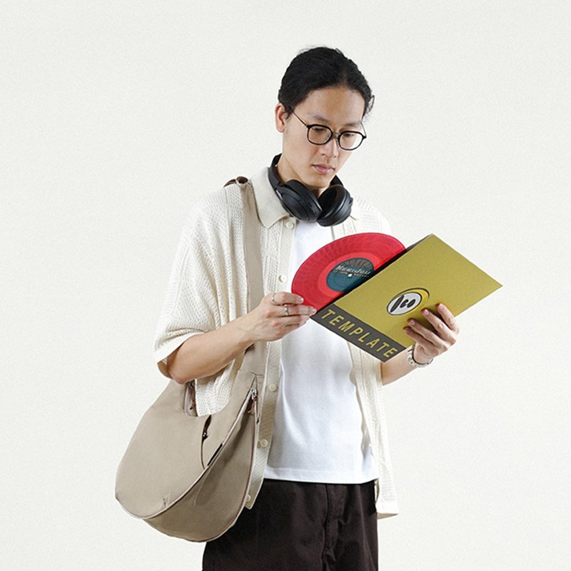 【FW25全新Wander系列】ZION 可扩展半月包 (沙卡其) - 侧背包/斜挎包 - 环保材料 卡其色