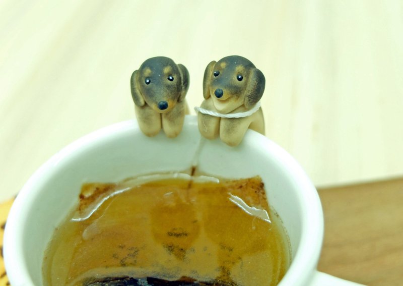 全手作 腊肠犬杯缘子 腊肠狗 茶包架 - 摆饰 - 粘土 橘色