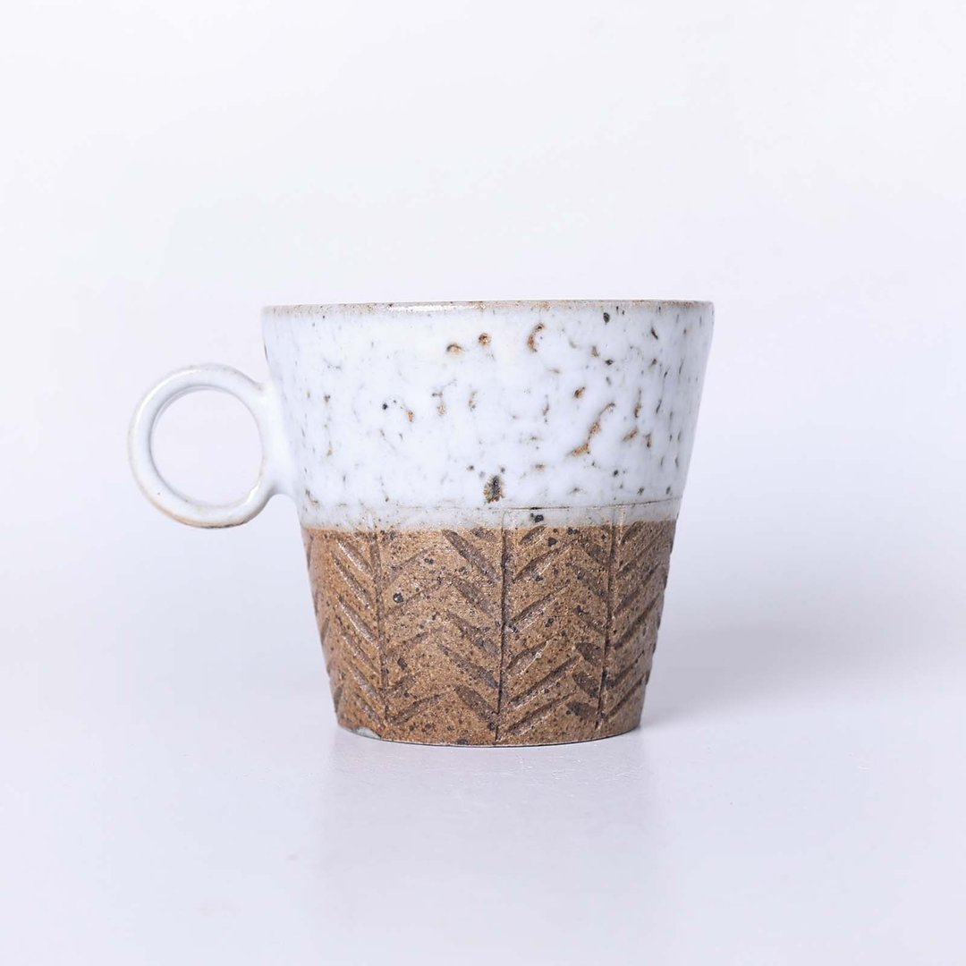 明芽窑 l 柴烧缩志野铁斑刻纹圆耳咖啡杯 H - 咖啡杯/马克杯 - 陶 白色