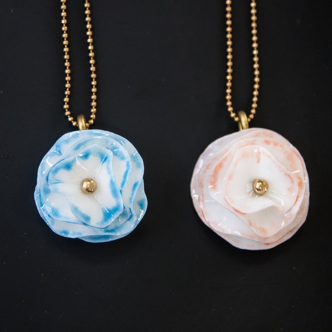 Carne ~ porcelain flower pendant - 项链 - 瓷 白色