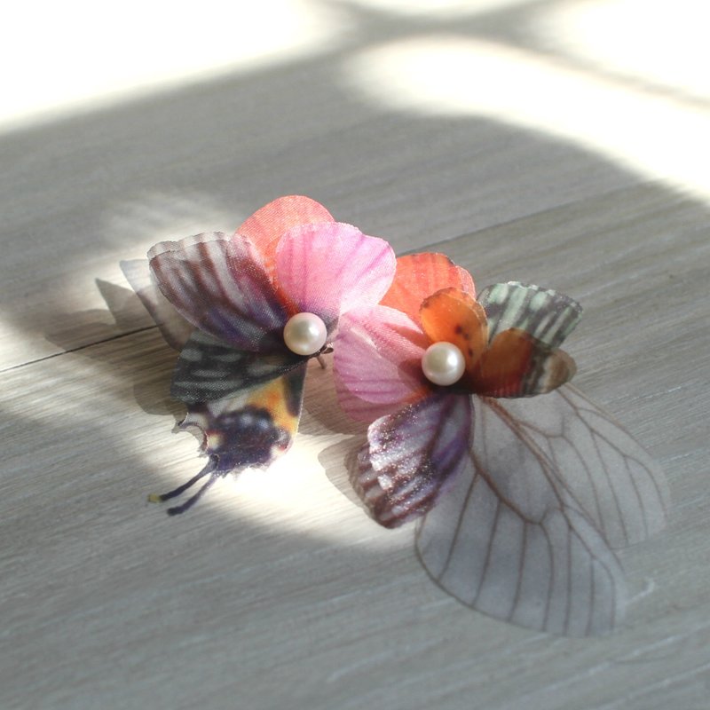不对称蝴蝶耳环一对&珍珠925银耳针 pierced or clip-on earring - 耳环/耳夹 - 丝．绢 红色