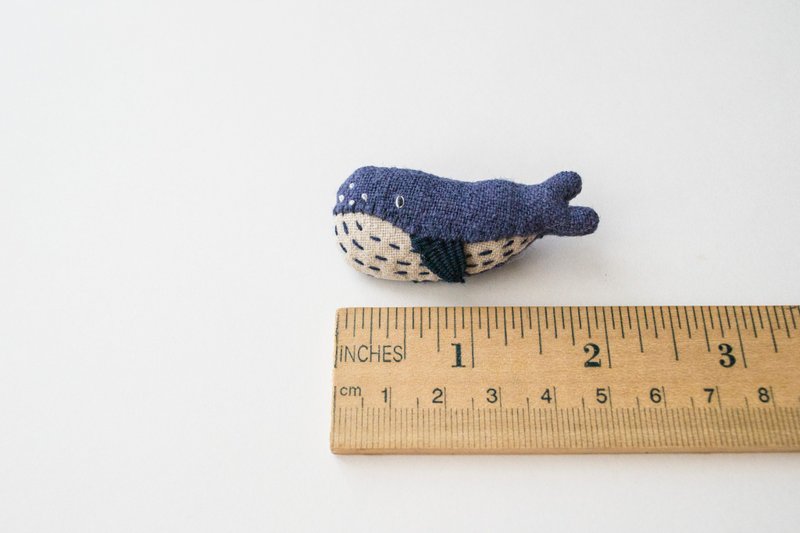 鯨魚胸針 Whale mini brooch pin - Humphrey - 胸针 - 棉．麻 蓝色