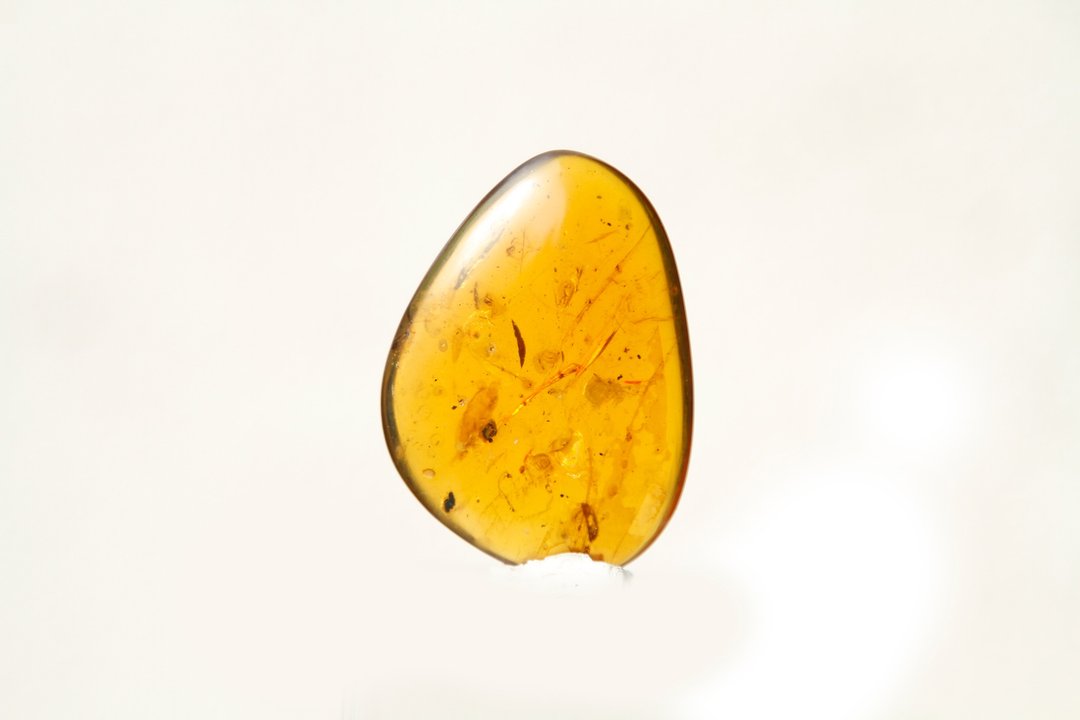 【把件系列】缅甸金茶珀 带美丽内冰片 少许植物 纯手工修型打磨 - 摆饰 - 宝石 多色