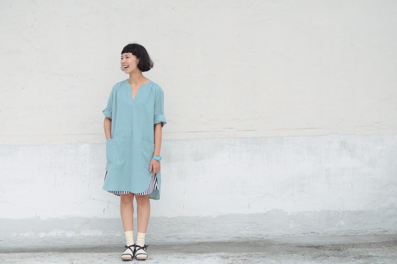 比肩-海滩蓝棉麻料宽宽松大口袋七分袖长洋装 - 洋装/连衣裙 - 纸 蓝色