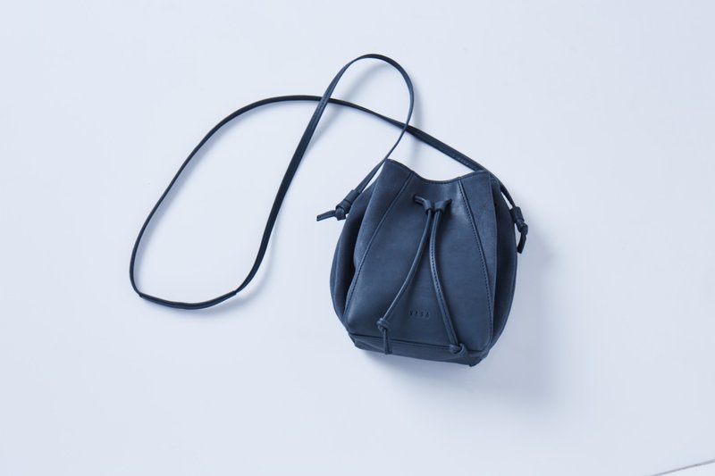 Muffin Blue Whale (Blue)  : Leather Cross-Body BAG - 束口袋双肩包 - 真皮 蓝色