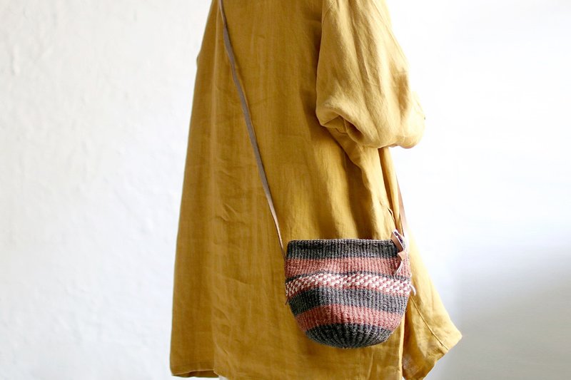 OMAKE 非洲猴孙树皮编织包(褐色系） - 侧背包/斜挎包 - 棉．麻 咖啡色