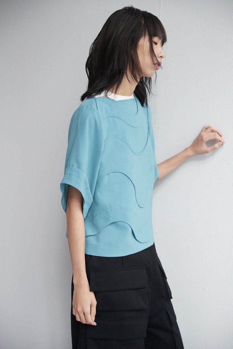 波浪剪接短袖上衣 - 女装上衣 - 聚酯纤维 