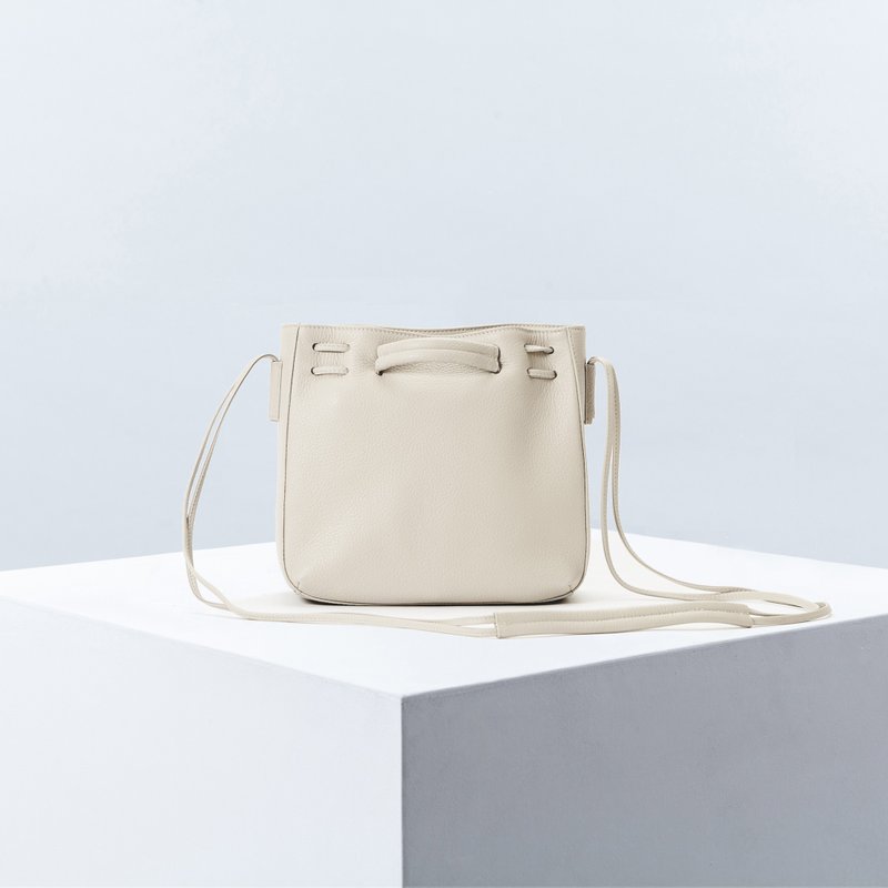 Clyde Cloud XS Leather Bucket Bag in Cream Color - 侧背包/斜挎包 - 真皮 白色
