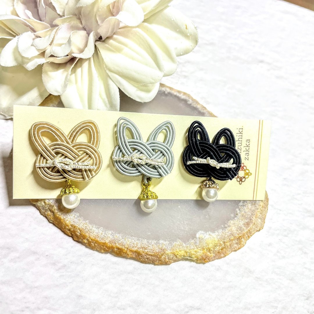 【日本传统】水引猫咪缀饰耳环或耳夹 (三色) 链接缘份的水引 - 耳环/耳夹 - 纸 黑色