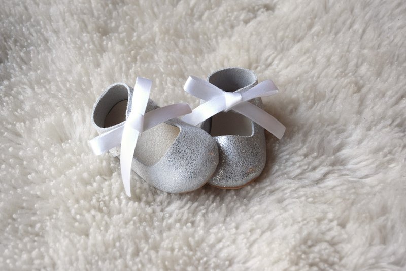 银色婴儿鞋 手工婴儿鞋 真皮学步鞋 弥月礼物 新生儿礼物 婴儿礼物 小孩礼物 女宝宝周岁礼物 - 童装鞋 - 真皮 银色