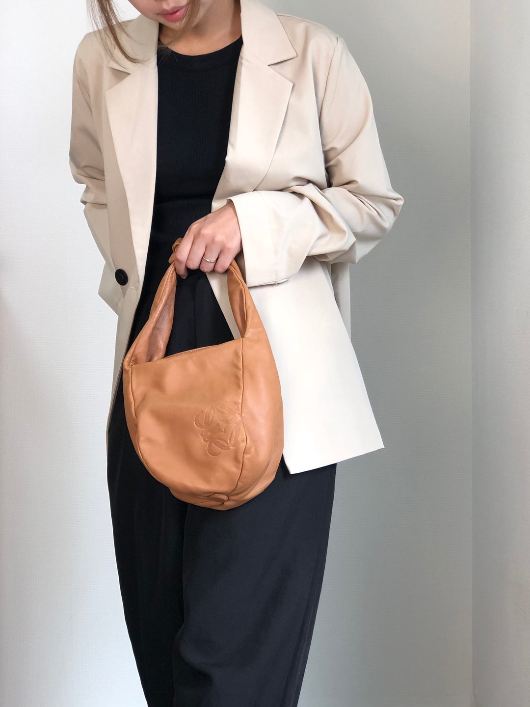 【 VintageShop solo 日本直送中古包专卖店 】LOEWE 罗威 侧背包 驼色 Anagram 压纹 小牛皮  ينتفخ包 (Hobo Bag) 古董 6sxnri - 侧背包/斜挎包 - 真皮 咖啡色