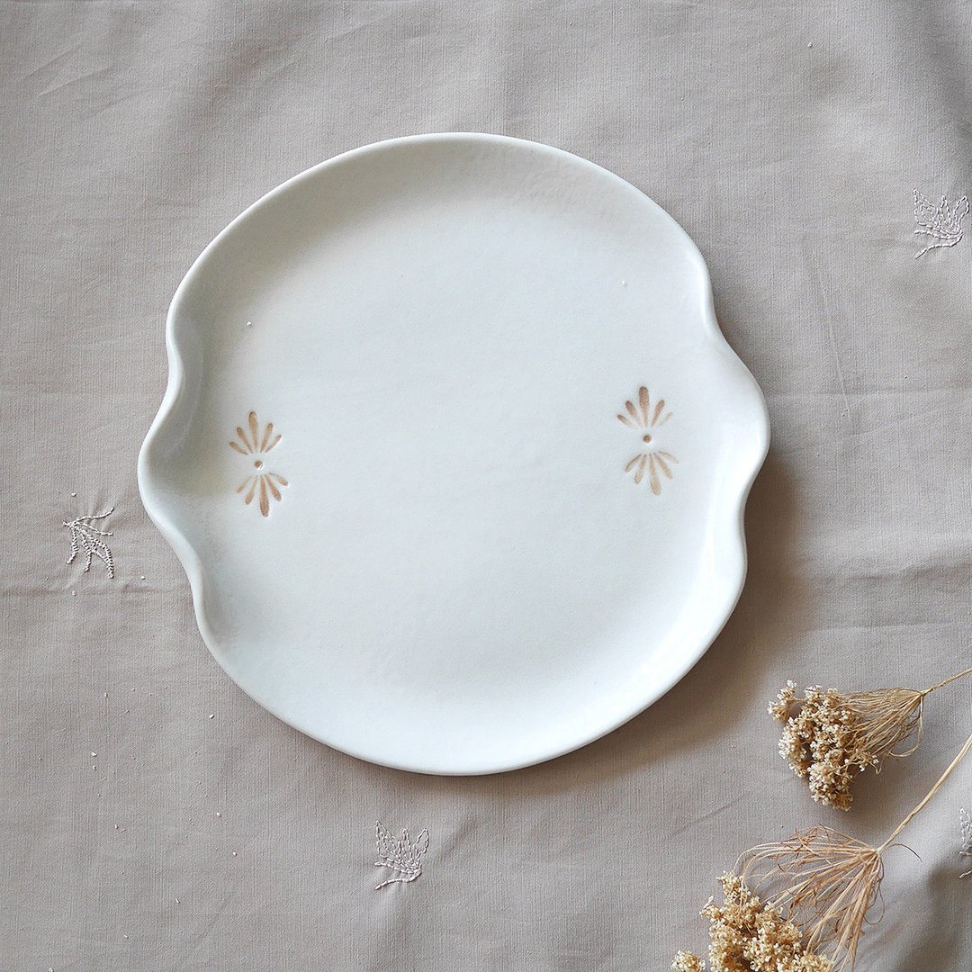 白瓷贝影 / 欧式古典餐盘 手捏陶盘 17cm  饰品盘 甜点盘 生日礼物 - 盘子/餐盘/盘架 - 瓷 白色