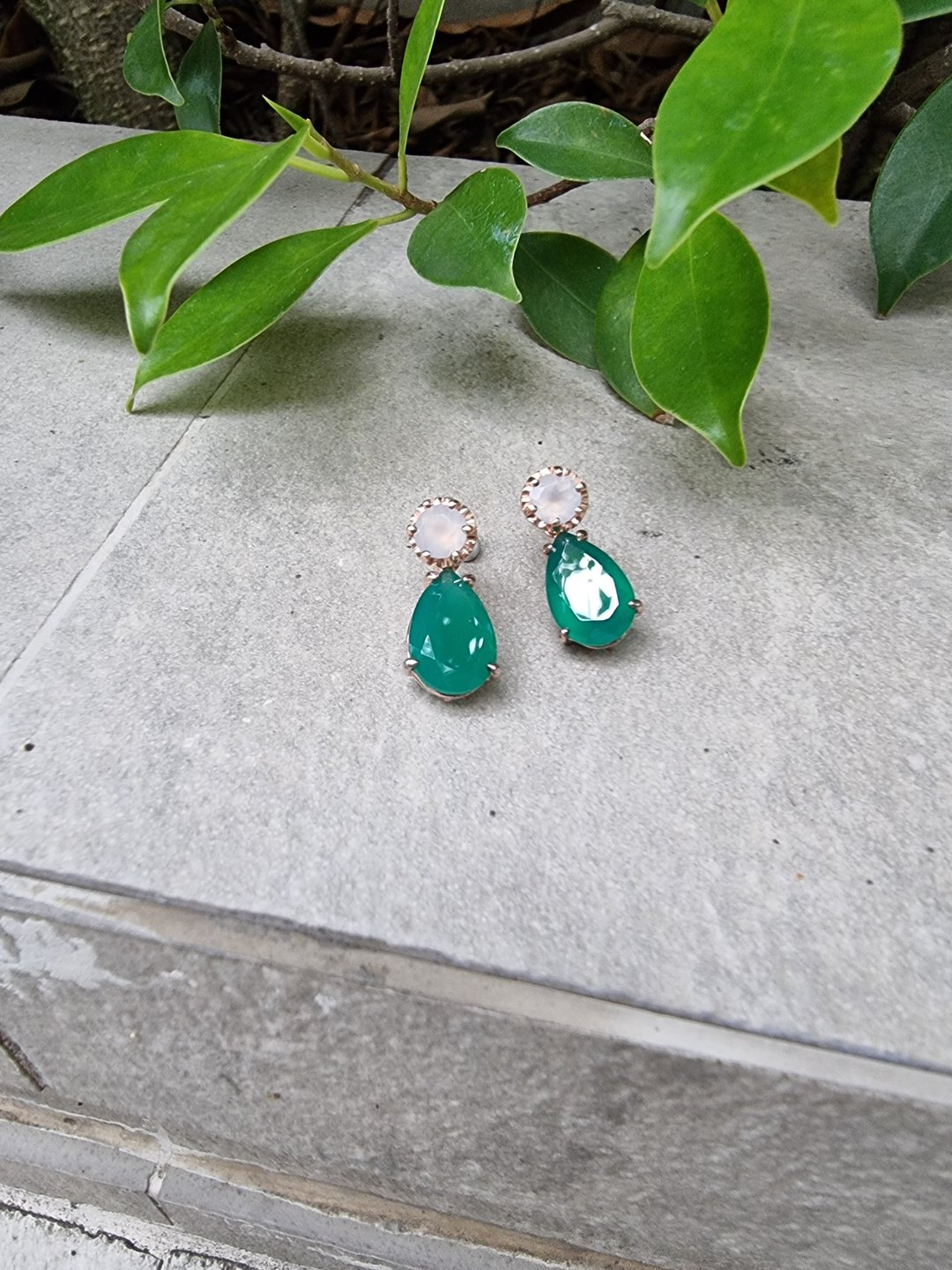 Moonstone earrings decorated with Green agate (Detachable earrings) - 耳环/耳夹 - 宝石 多色