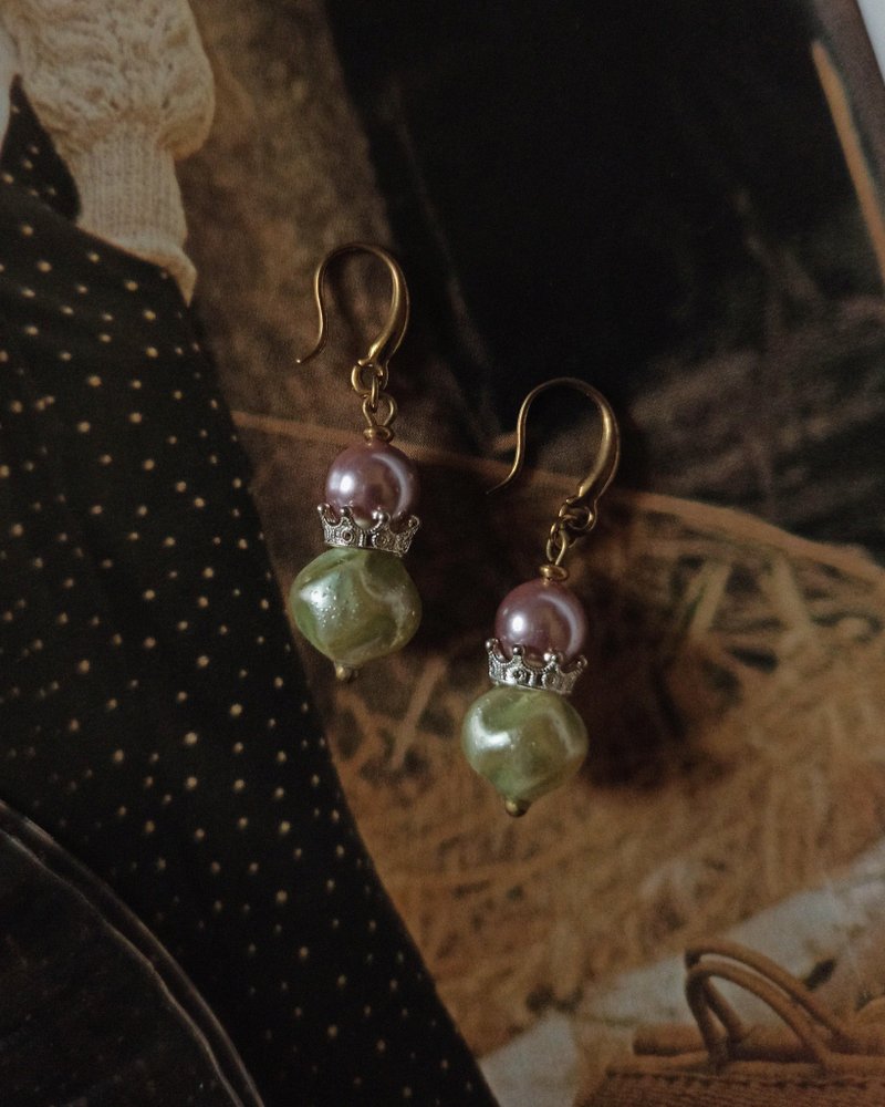 绿果珍珠短耳环 - 皇冠浅绿 - 耳环/耳夹 - 铜/黄铜 多色