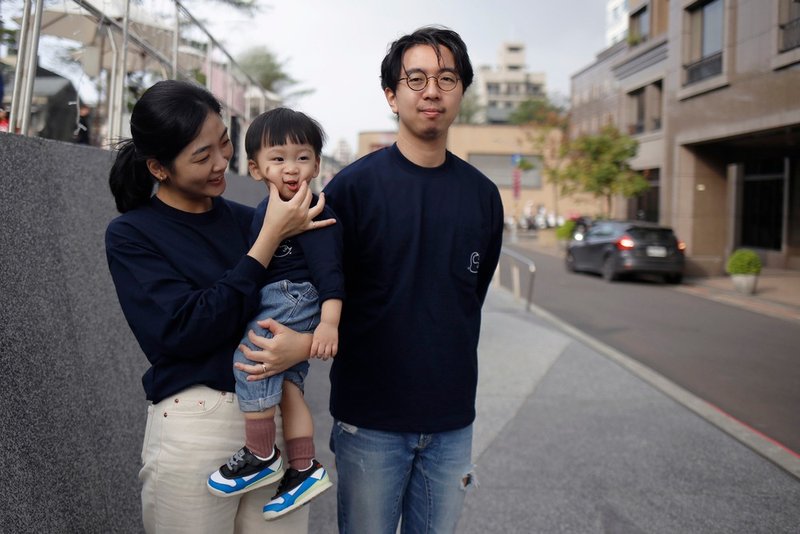 长颈龙长颈鹅刺绣亲子上衣 大人款 - 亲子装 - 棉．麻 蓝色