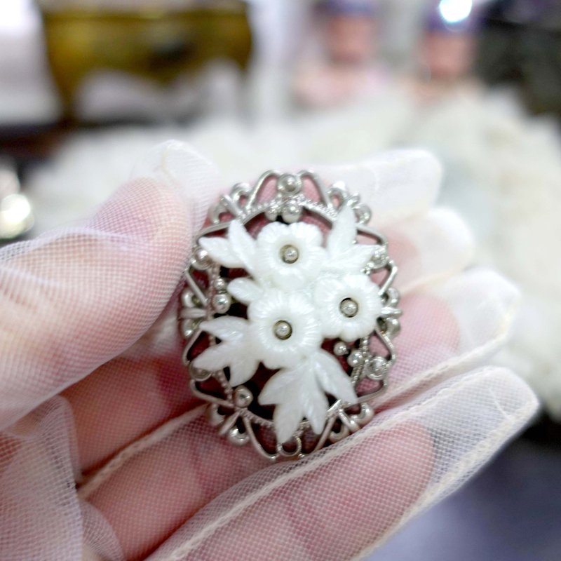 日本中古银色白色菊花树脂心口针胸针别针 高级二手古着珠宝首饰 - 胸针 - 塑料 银色