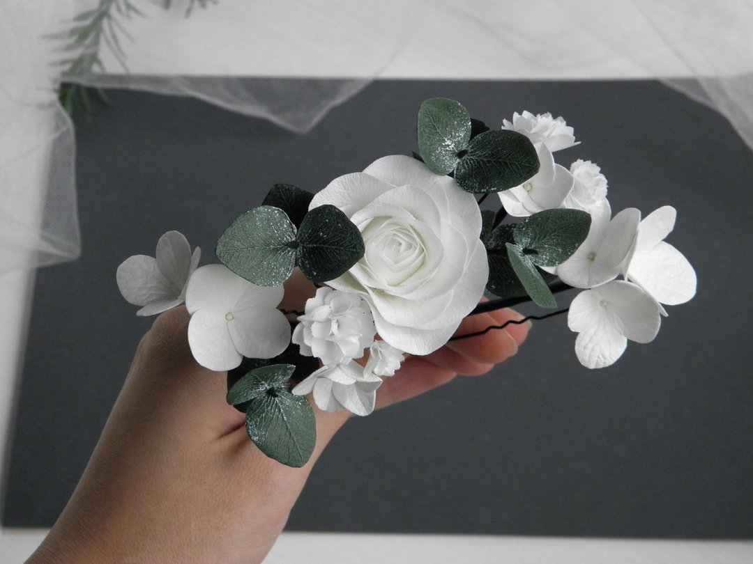 White wedding hair pins Flowers bridal hair piece Roses Eucalyptus headpiece - 发饰 - 其他材质 白色
