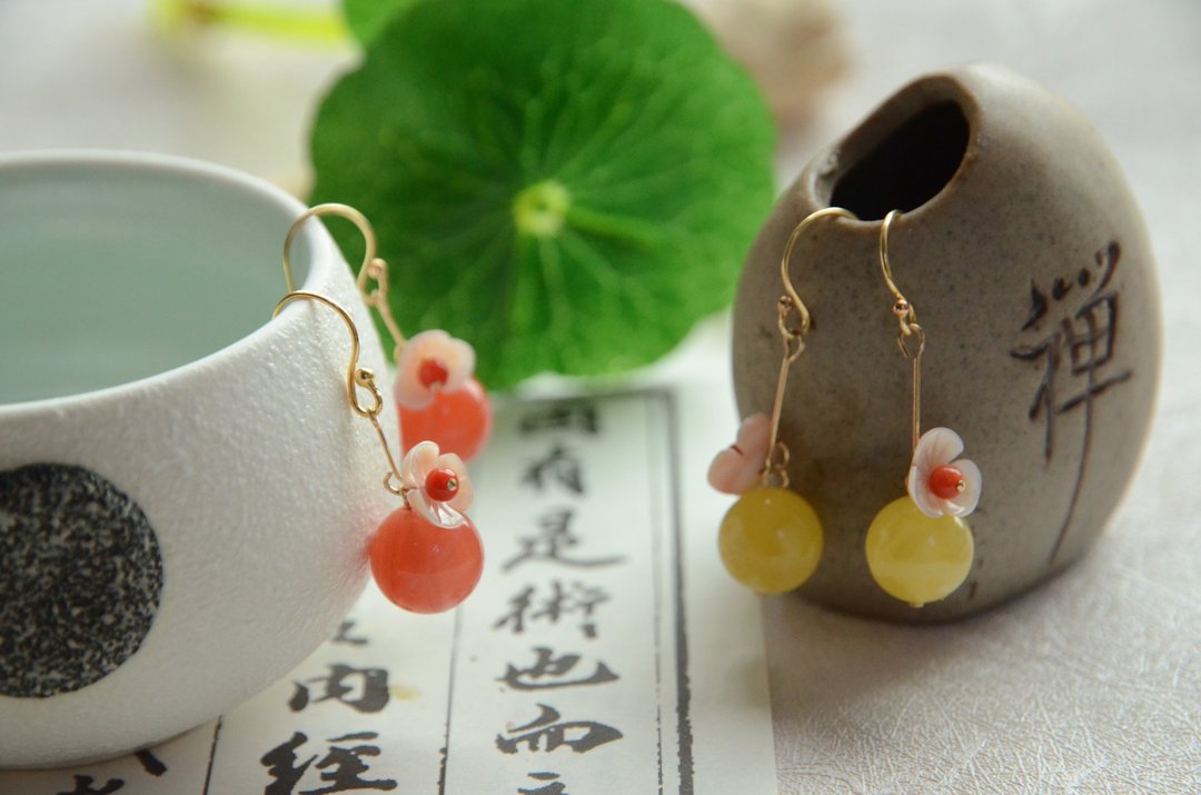 【暗香】天然琥珀金绞蜜南红樱桃红玛瑙女皇贝花朵包金耳钩 - 耳环/耳夹 - 宝石 