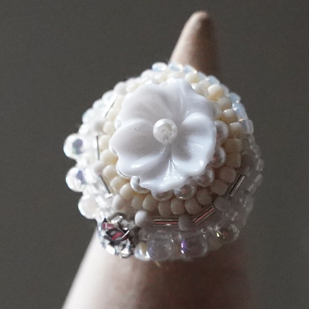 Talkative Ring 107 Free Size Bead Embroidery Ring Flower White Bijou Oburi Ring - 戒指 - 塑料 白色