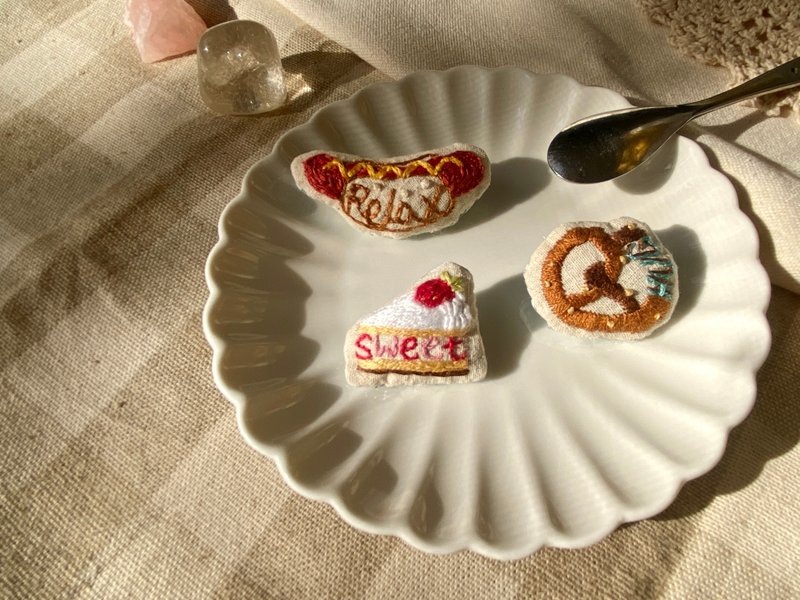 忙里偷闲吃吃看 刺绣布胸针 - 胸针 - 棉．麻 多色