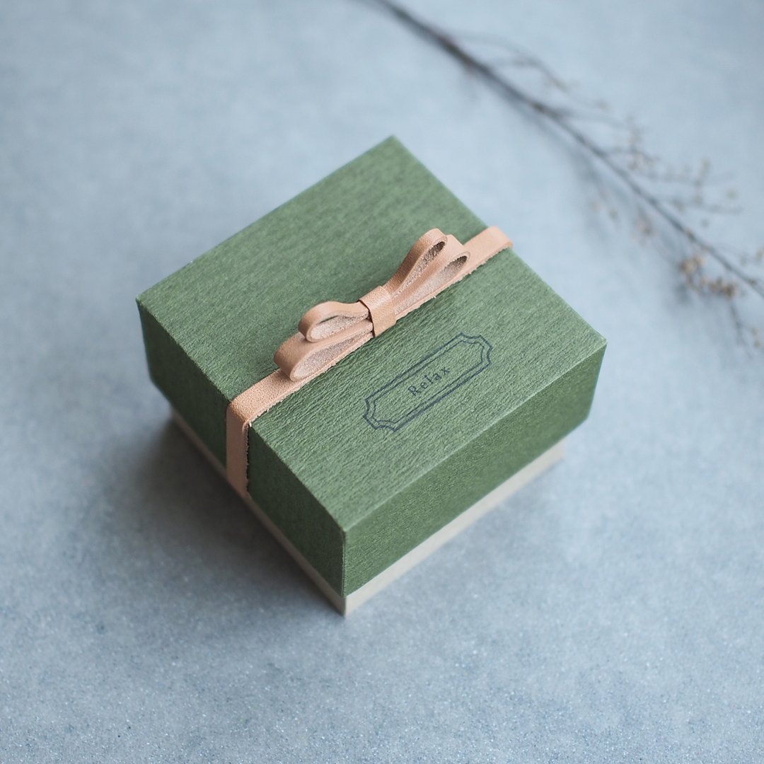 Engravable/Relax Moose Green) 55x55mm Butterfly ribbon Convey your feelings Gift box with genuine leather Paste box Sharp corners / Inner paste finish - 包装材料 - 纸 绿色