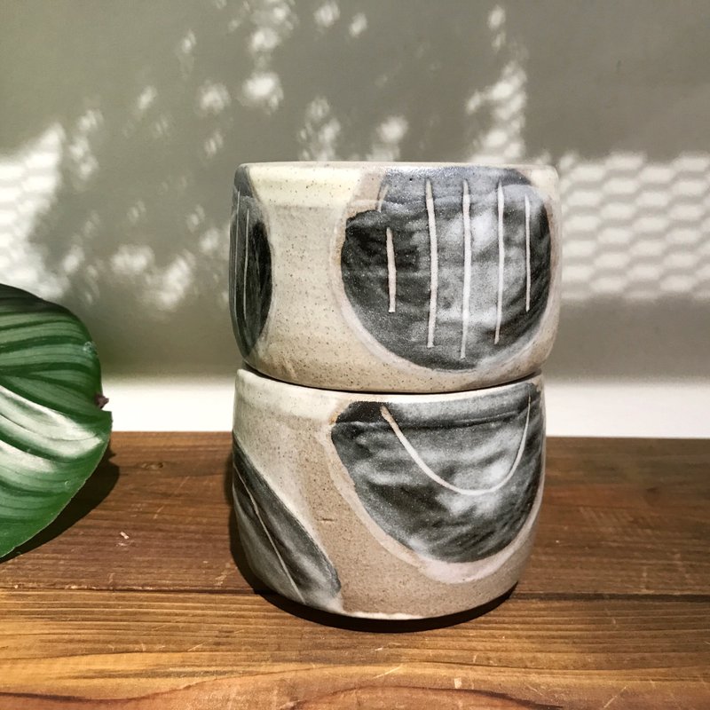 手拉胚陶艺/墨色涂鸦感手握杯/茶杯/花器/水耕碗/全手工 - 茶具/茶杯 - 陶 黑色